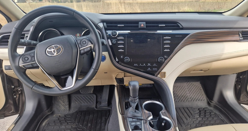 Toyota Camry cena 126000 przebieg: 64500, rok produkcji 2020 z Zdzieszowice małe 352